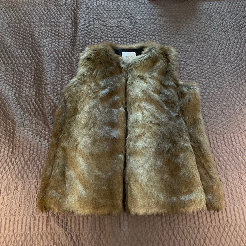 NW Zara trafaluc faux fur vest. Large. 100% polyester